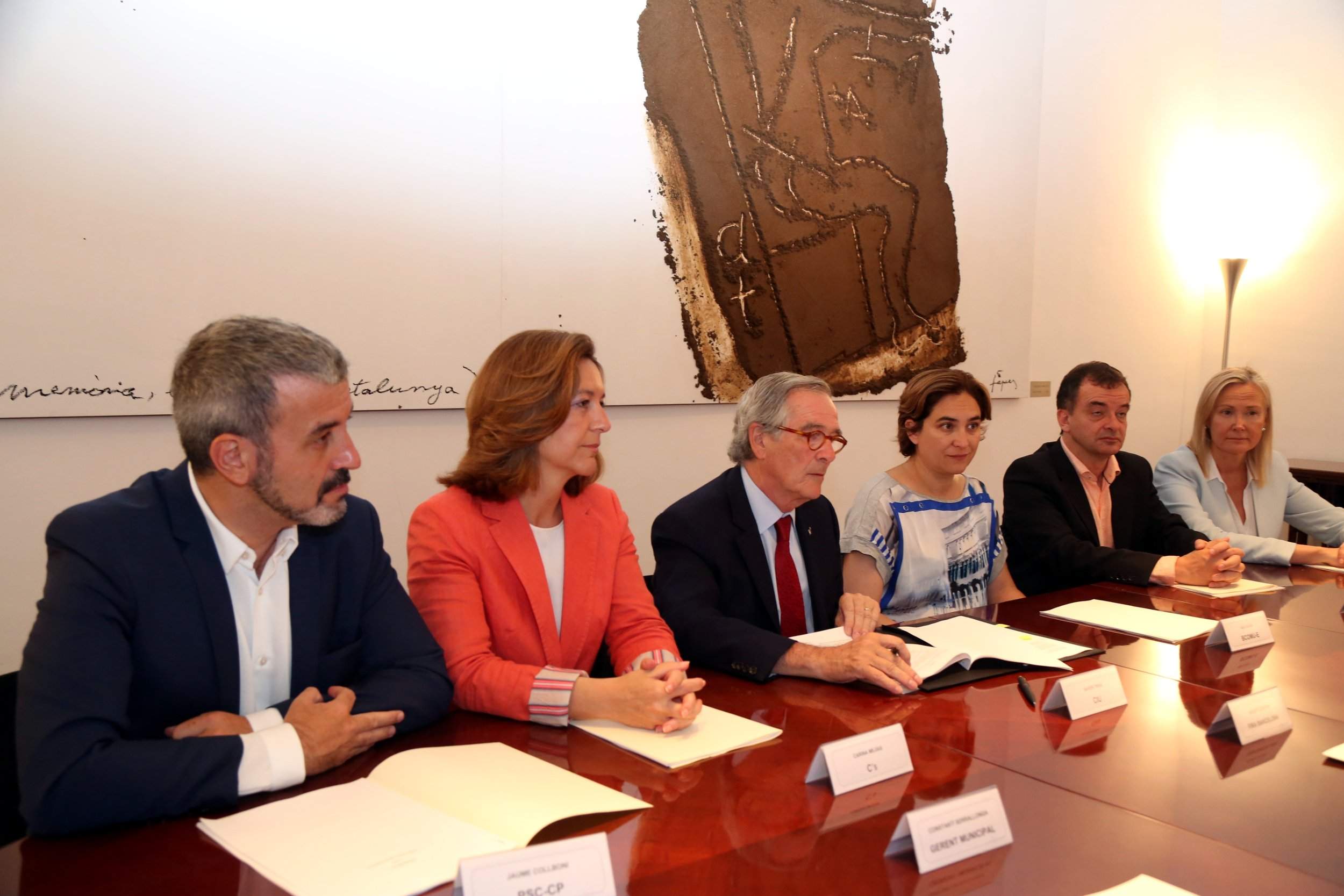 L'alcalde Trias, en el moment de la signatura, juntament amb els representants de Barcelona en Comú, Ada Colau, de Ciutadans, Carina Mejías, del PSC, Jaume Collboni, d'Esquerra Republicana, Alfred Bosch, i del PP, Ángeles Esteller