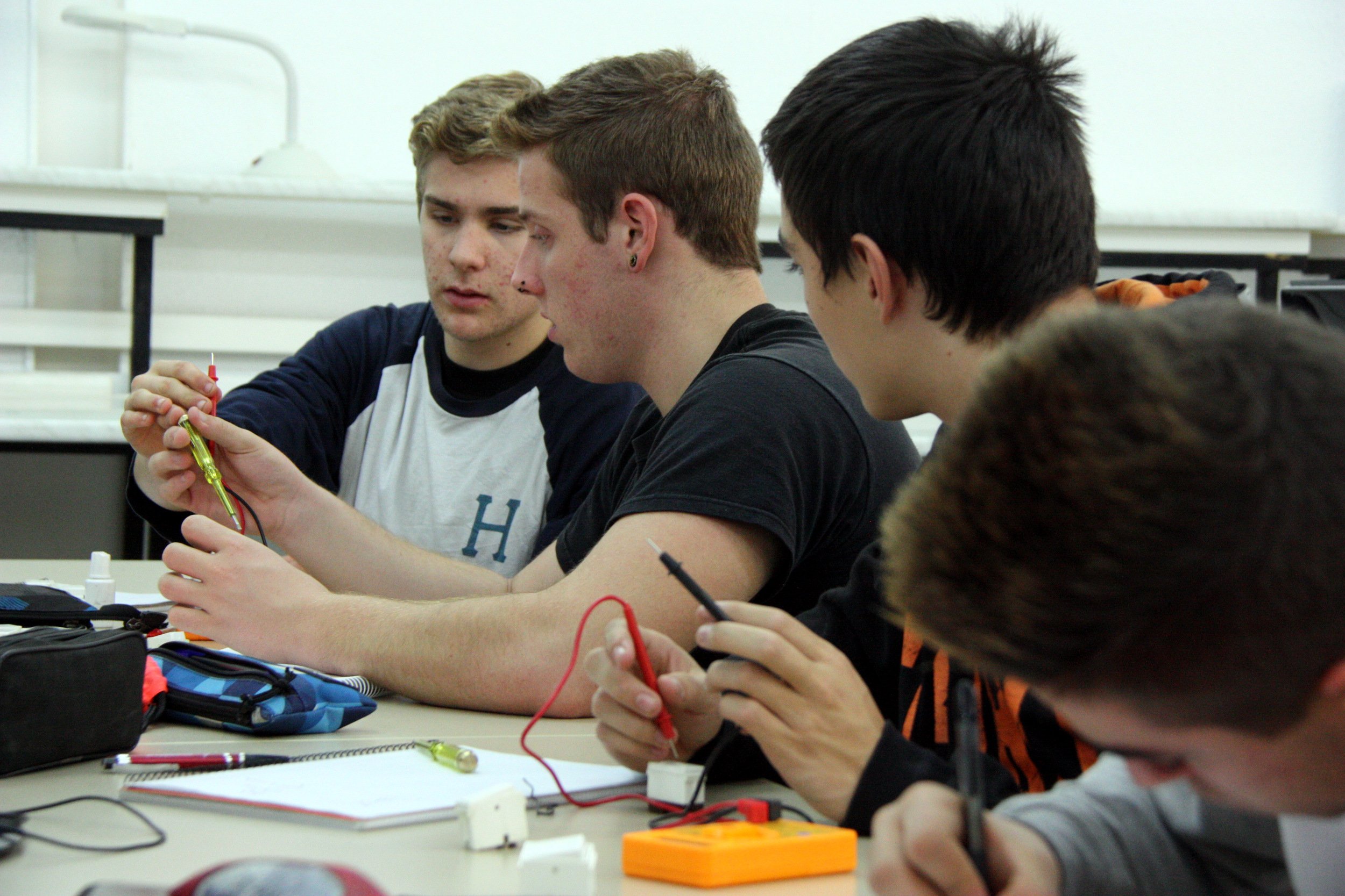 Varios alumnos haciendo prácticas de electricidad a un instituto