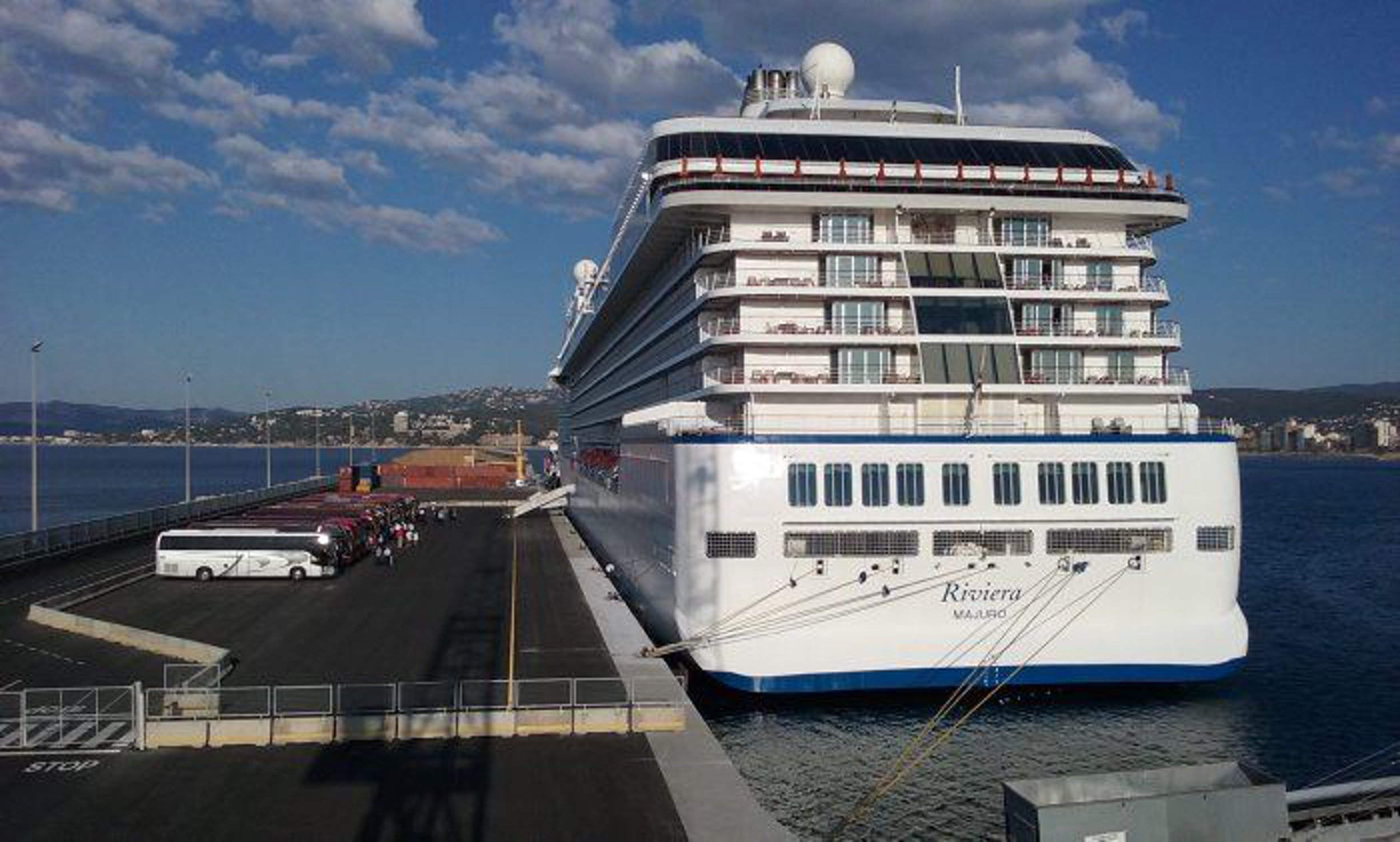 El creuer Riviera, atracat al port de Palamós  