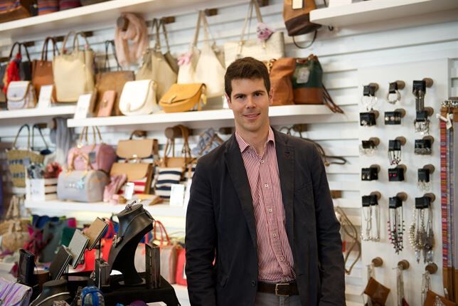 Jordi Bella crea Bissú para aportar novedad y calidad al sector de los complementos de moda Jordi Bella crea Bissú para aportar novedad y calidad al sector de los complementos de moda