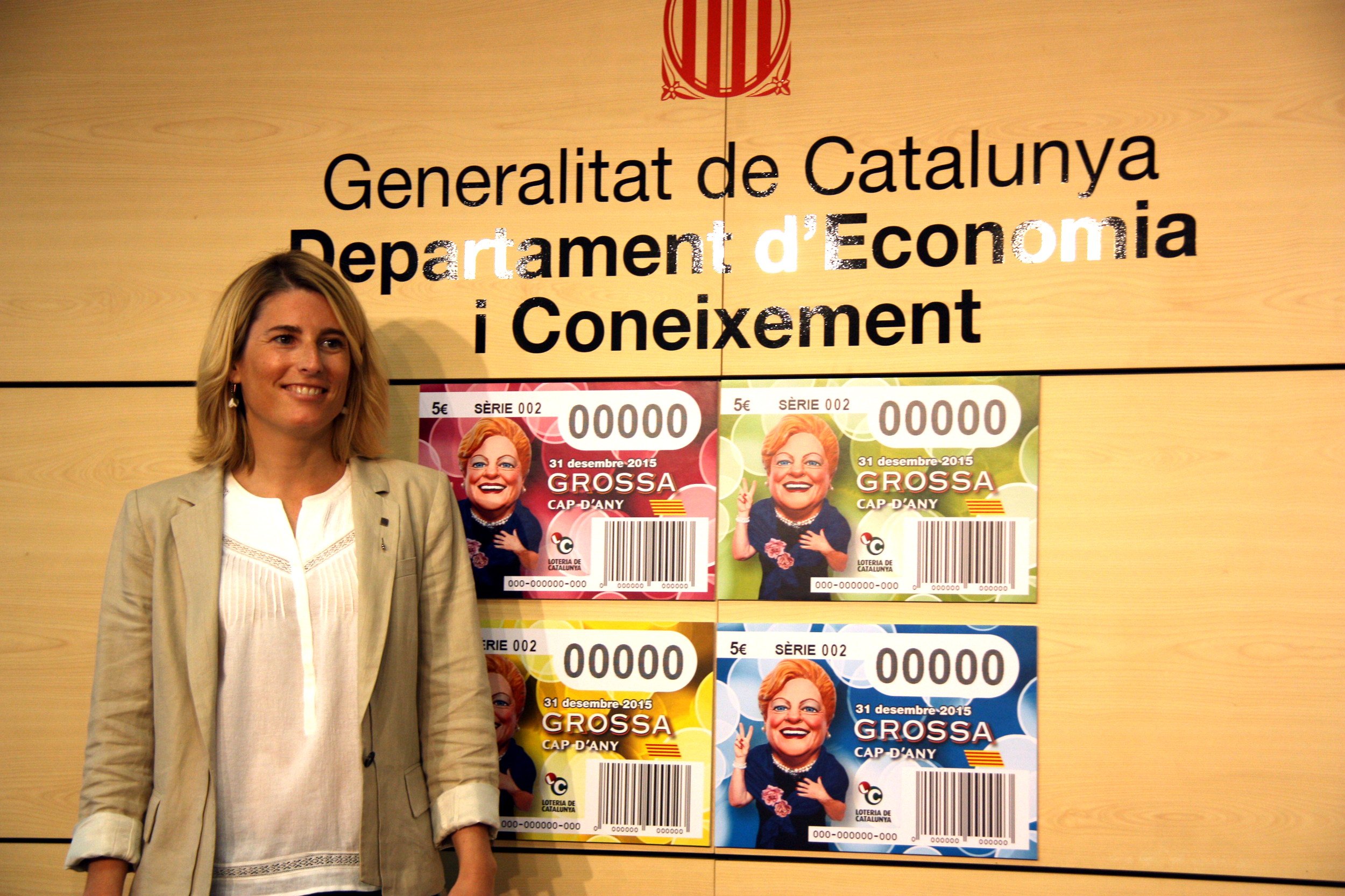 La directora General de Tributs i Joc, Elsa Artadi, junt al disseny dels nos bitllets de la Grossa de Cap d'Any