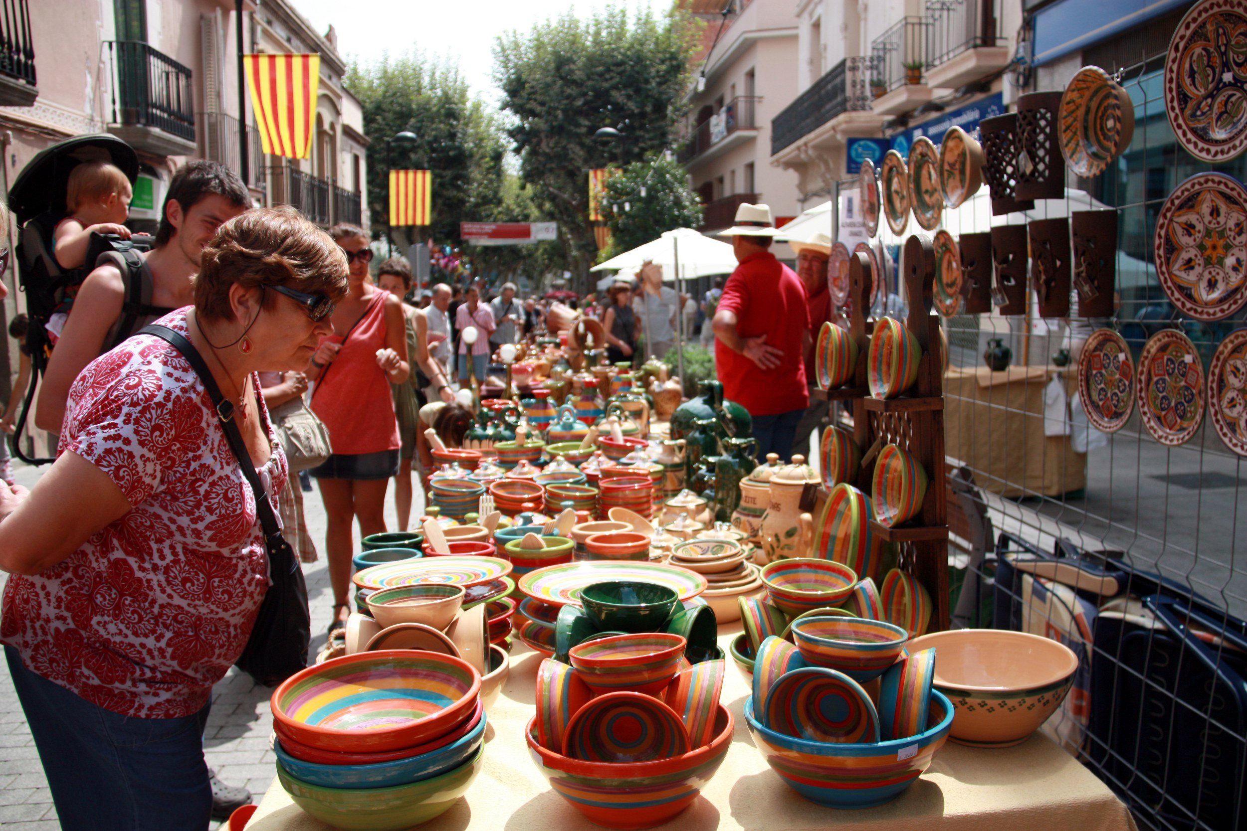 Una visitant de l'edició 2011 de la Fira del Càntir d'Argentona observa una parada de ceràmica tradicional
