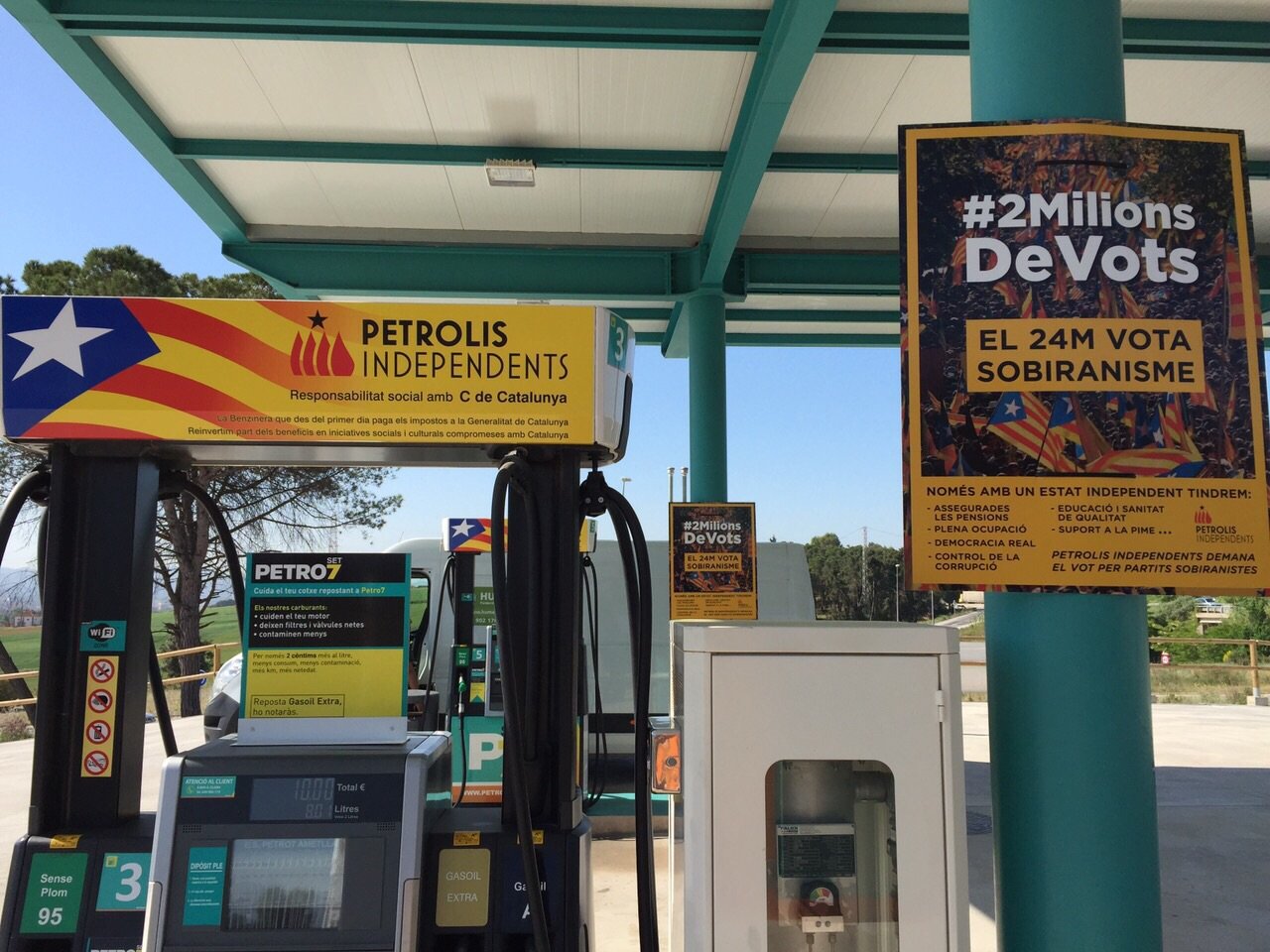 Petróleos Independientes se presenta como la primera benzinera 'low coste con conciencia social catalana' Petróleos Independientes se presenta como la primera benzinera 'low coste con conciencia social catalana'