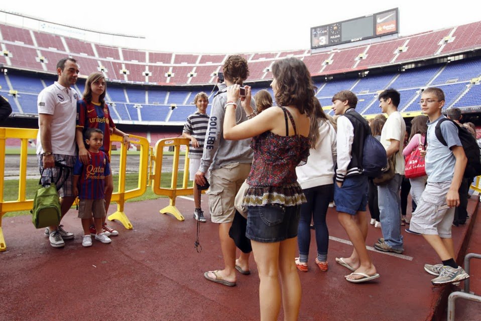 Un grupo de turistas visitando las instalaciones del Camp Nou, otro de los reclamos de la ciudad Un grupo de turistas visitando las instalaciones del Camp Nou, otro de los reclamos de la ciudad