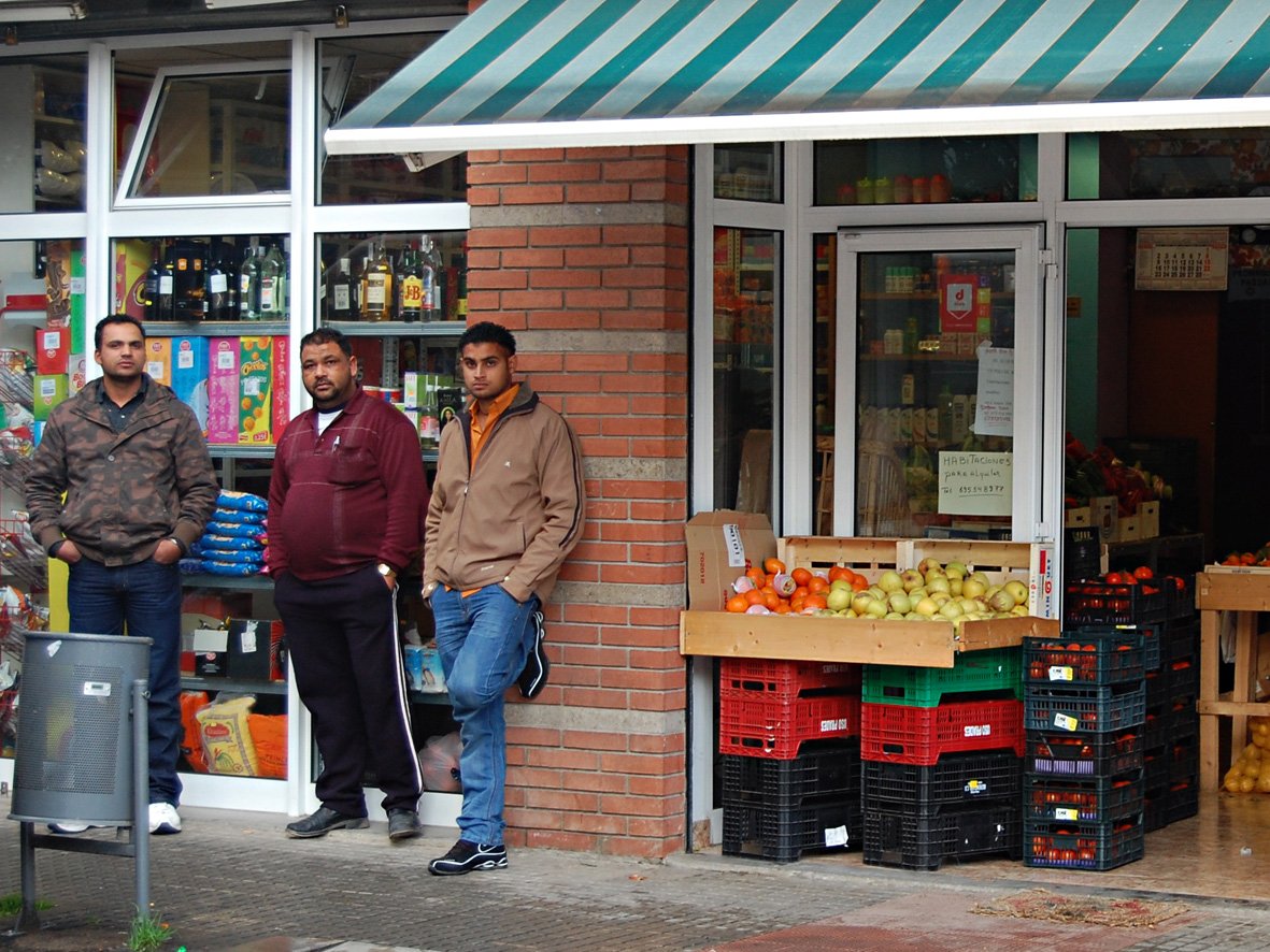 Un grup de joves pakistanesos en una botiga de Salt