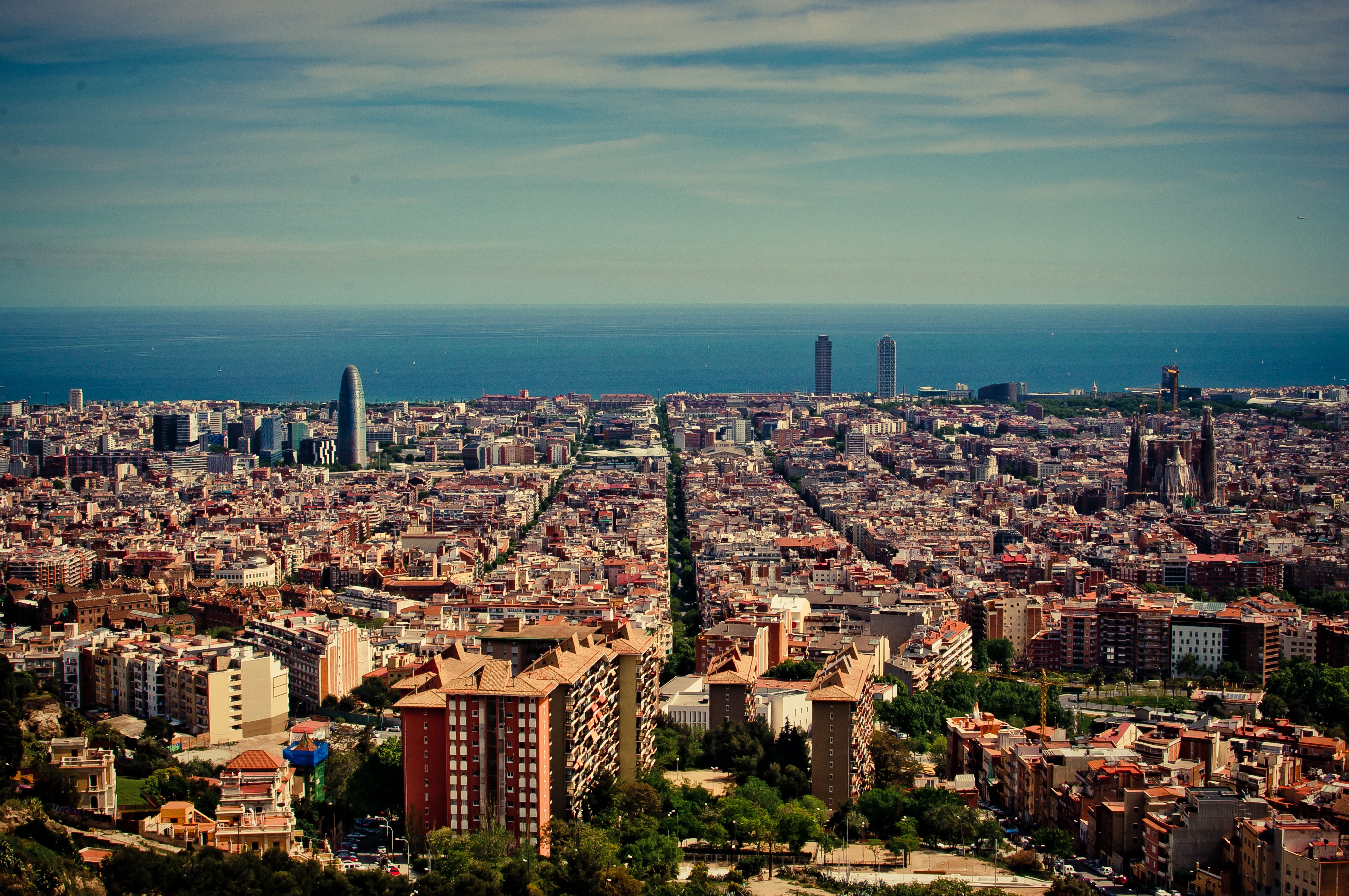 La compra de la Torre Agbar és l'última d'una llista d'adquisicions milionàries La compra de la Torre Agbar és l'última d'una llista d'adquisicions milionàries