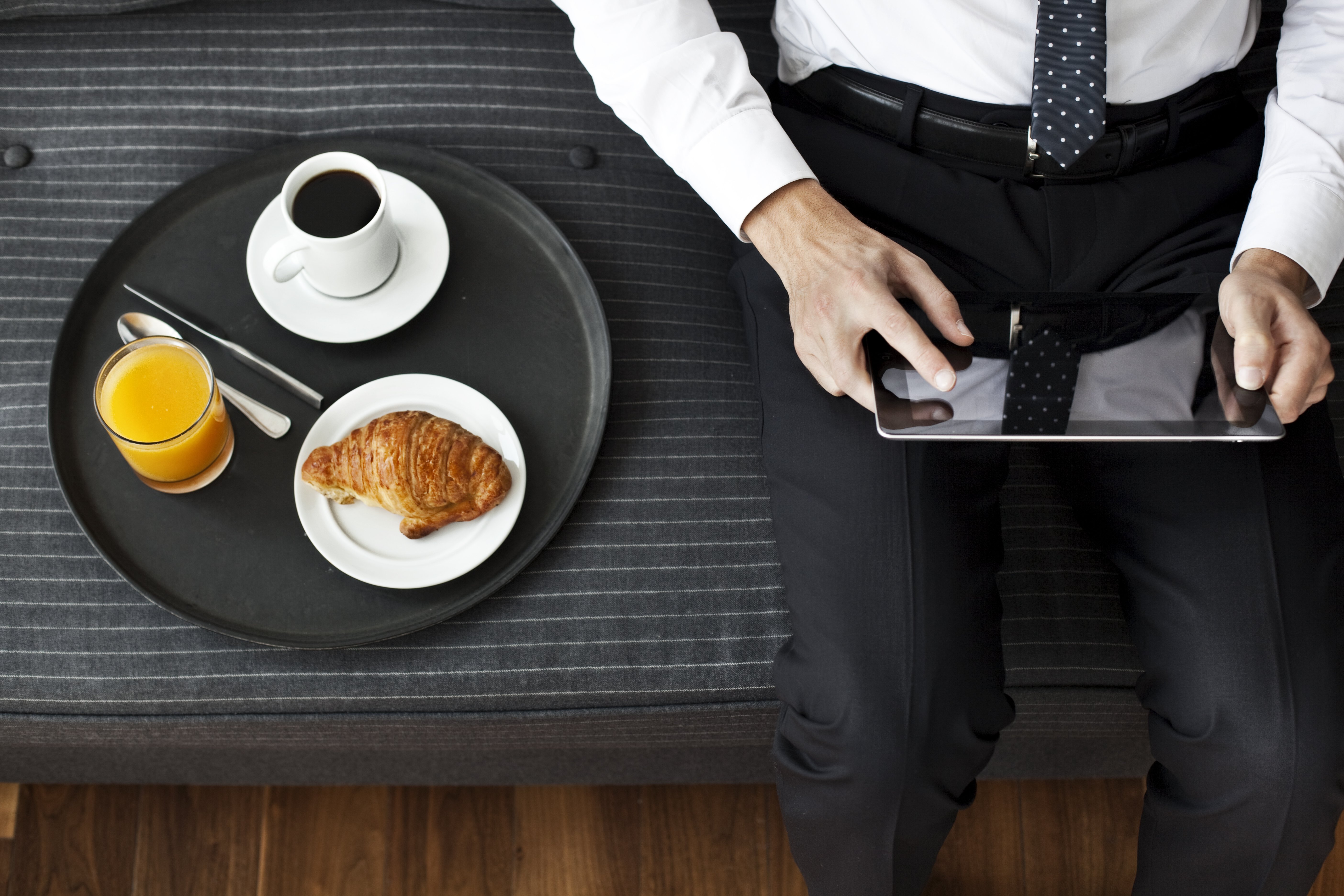 Room service 2024. Деловой завтрак. Завтрак бизнесмена. Фотосессия бизнес завтрак. Завтрак для мужчины.
