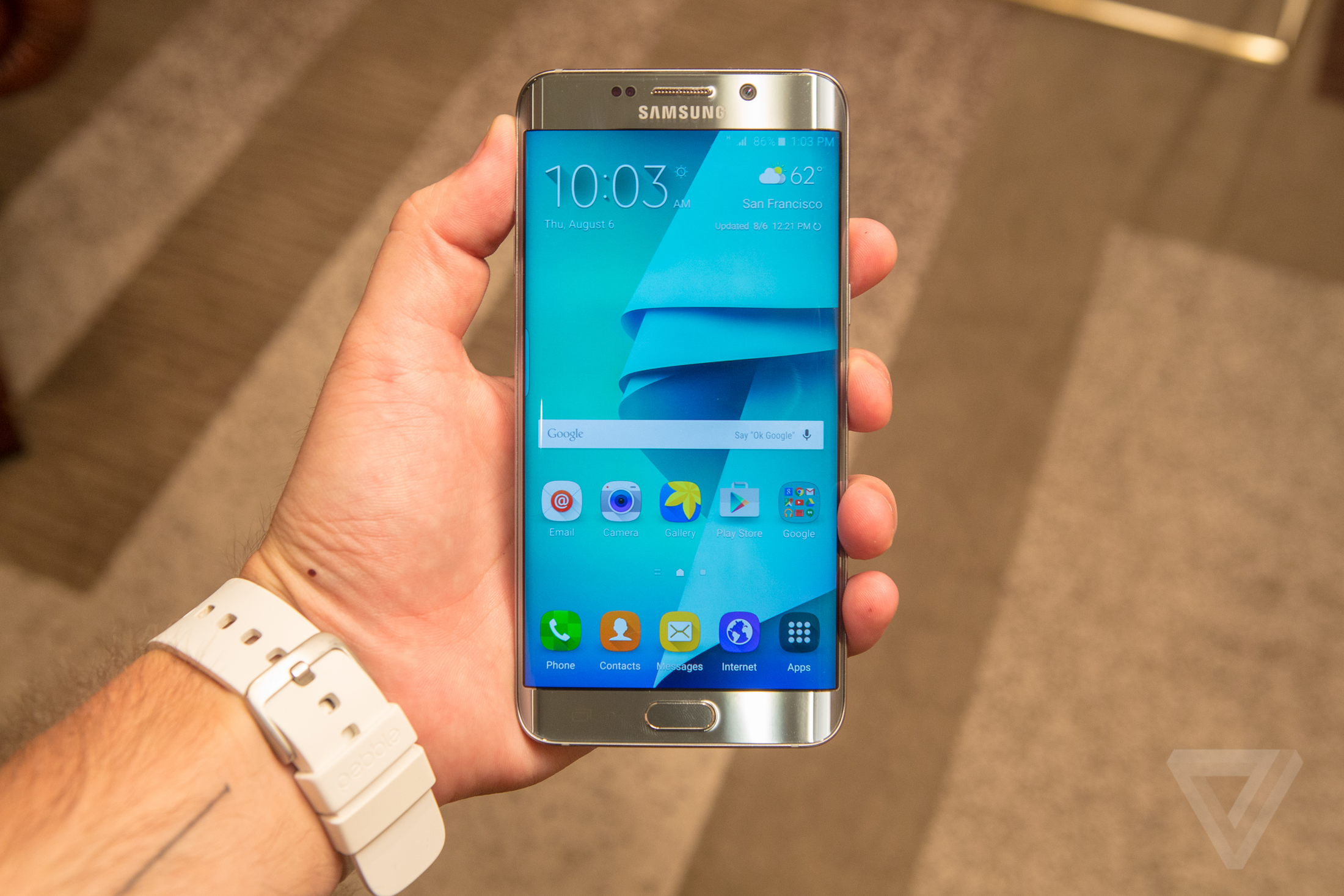 El Galaxy S6 Edge conserva el diseño curvado tan característico de su predecesor El Galaxy S6 Edge conserva el diseño curvado tan característico de su predecesor