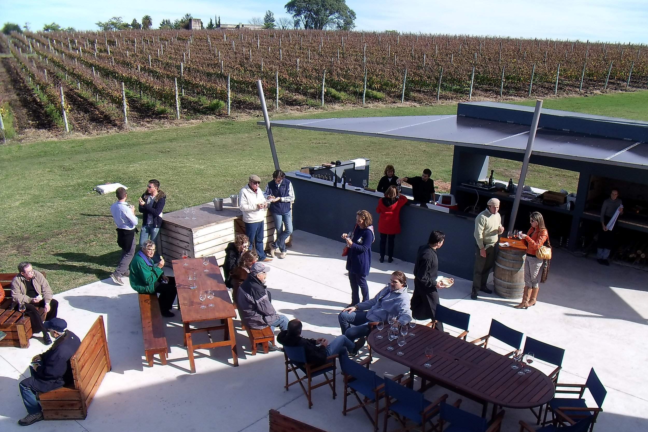 Recepció d'un grup d'enoturistes. a Bodega Artesana, de Canelones, a l'Uruguay 