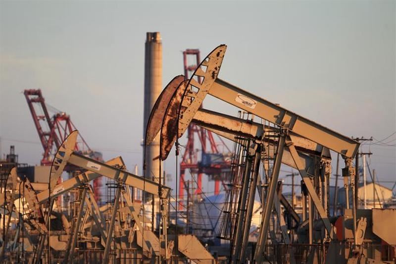 El preu del petroli es troba en mínims històrics