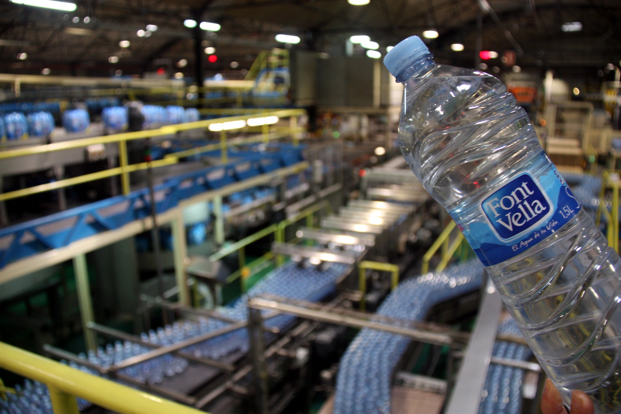 Font Vella forma part del grup Danone i, juntament amb Lanjarón, són líders en el sector de les aigües embotellades a l'estat espanyol