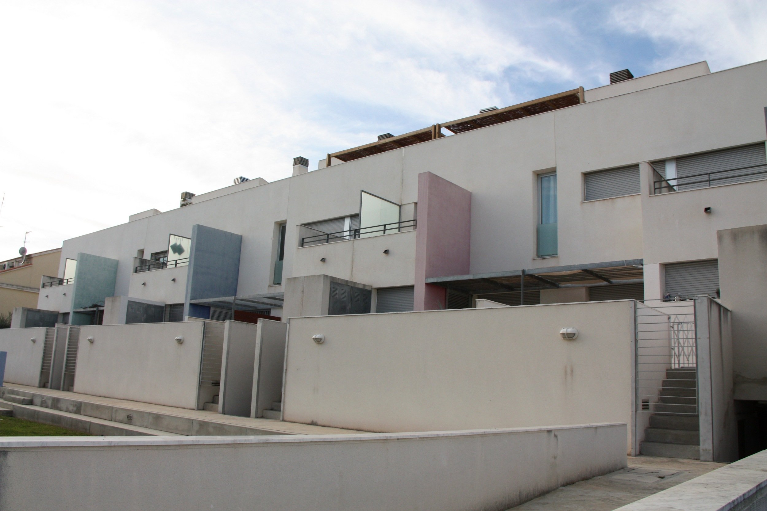 La promoción consta de un total de 32 apartamentos agrupar en planta baja y primera planta