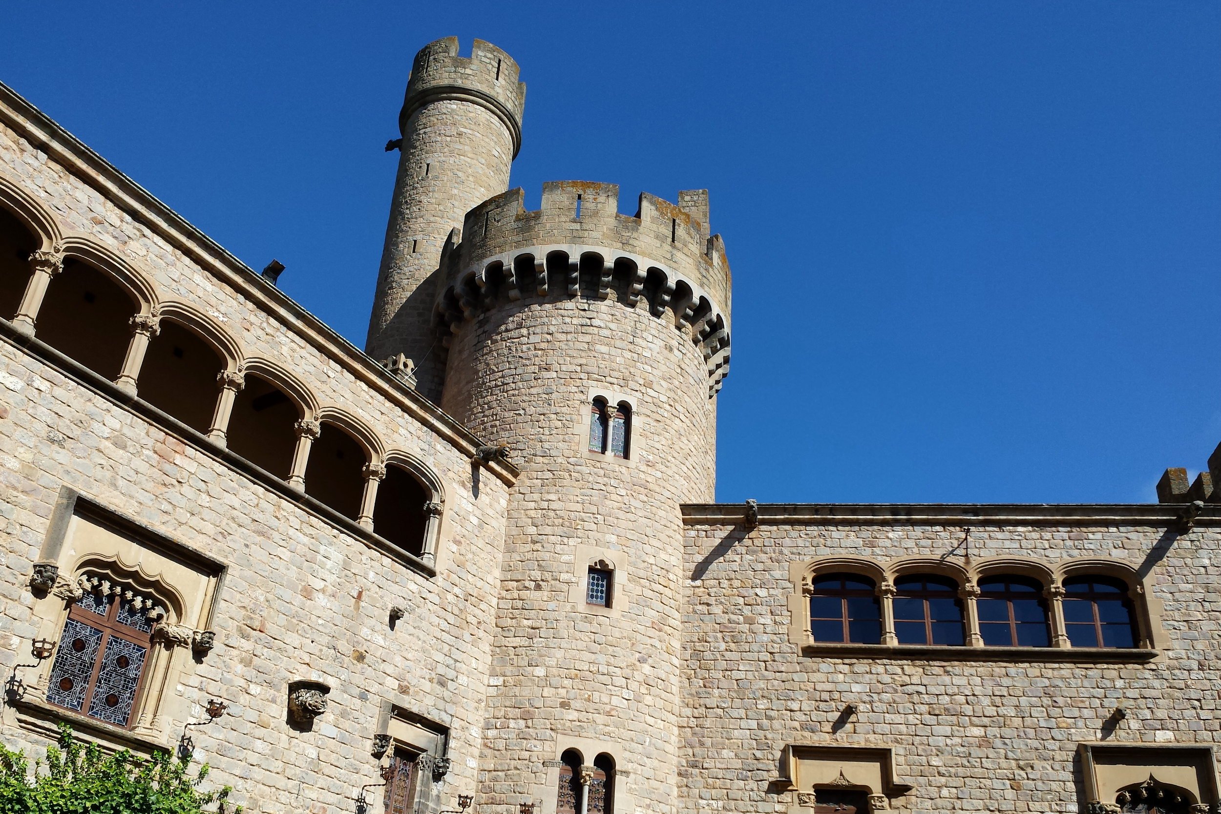 Detall d'una de les façanes interiors del Castell de Santa Florentina de Canet de Mar 
