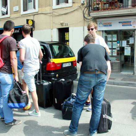 A group of tourists stops in front of an agency renting out flats in Barceloneta.