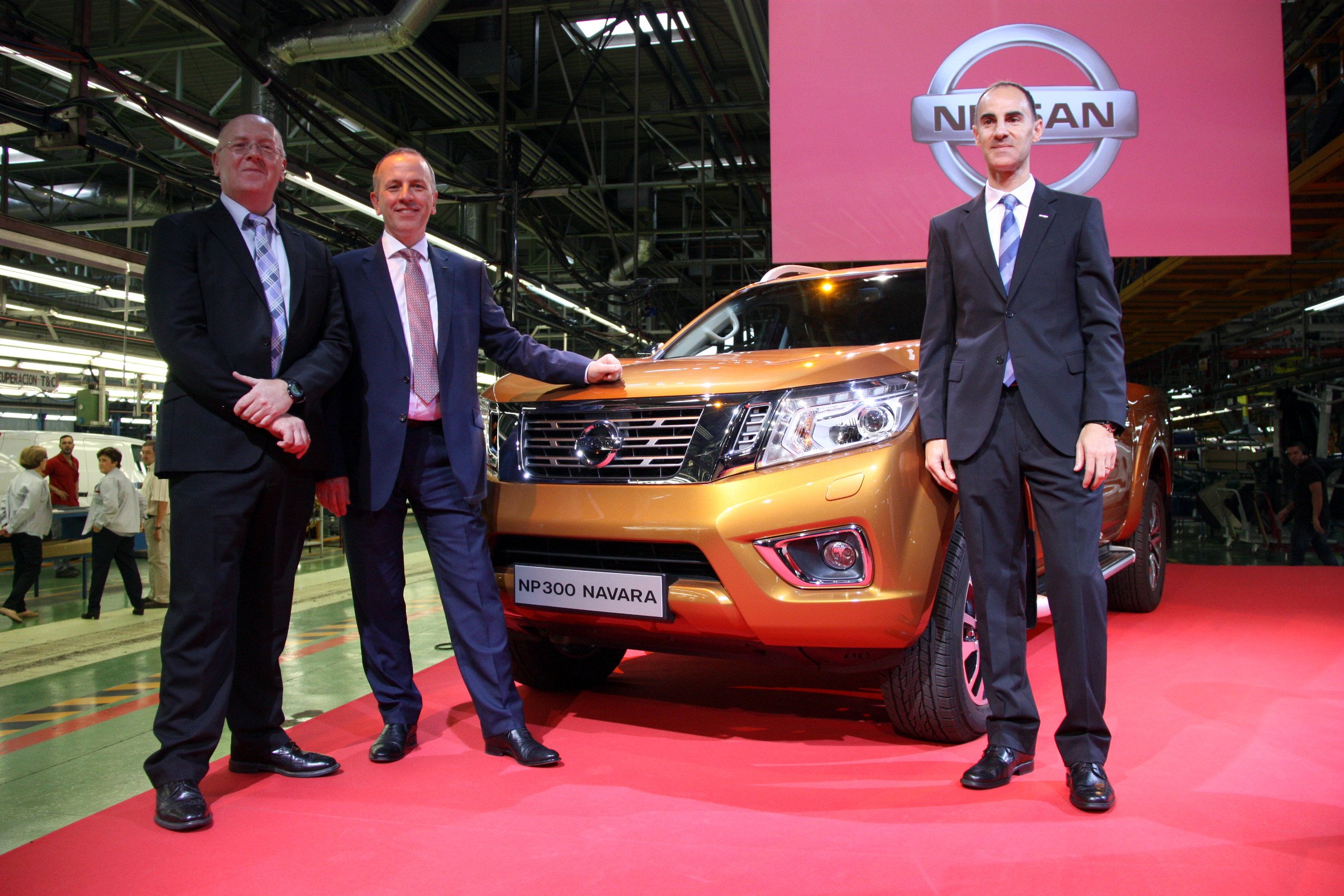 Colin Lawther, Paul Willcox i Frank Torres, davant de la nova Navara en la presentació a Nissan Zona Franca 