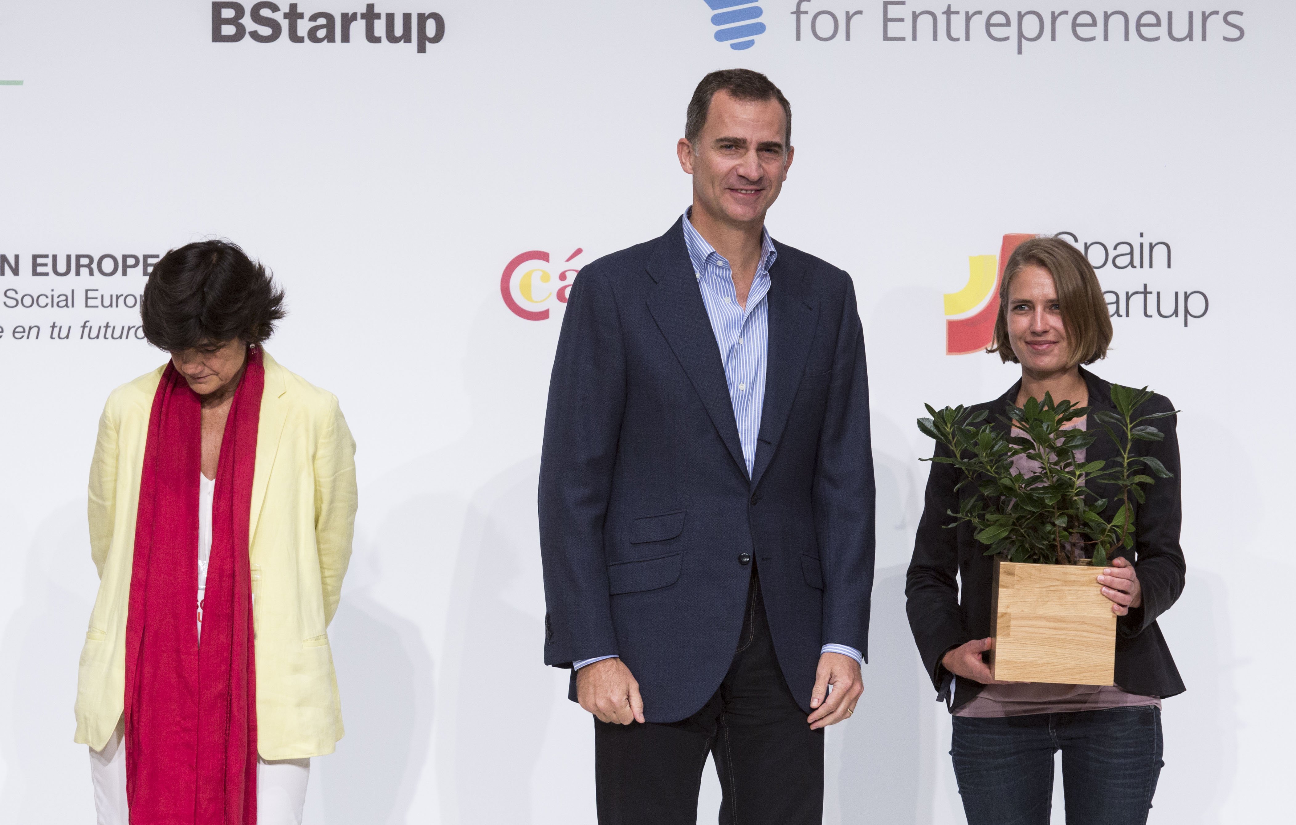Veronika Oudova, cofundadora de la start--up catalana S-Biomedic, ha rebut el premi del South Summit 2015 de les mans de Felip VIè Veronika Oudova, cofundadora de la start--up catalana S-Biomedic, ha rebut el premi del South Summit 2015 de les mans de Felip VIè