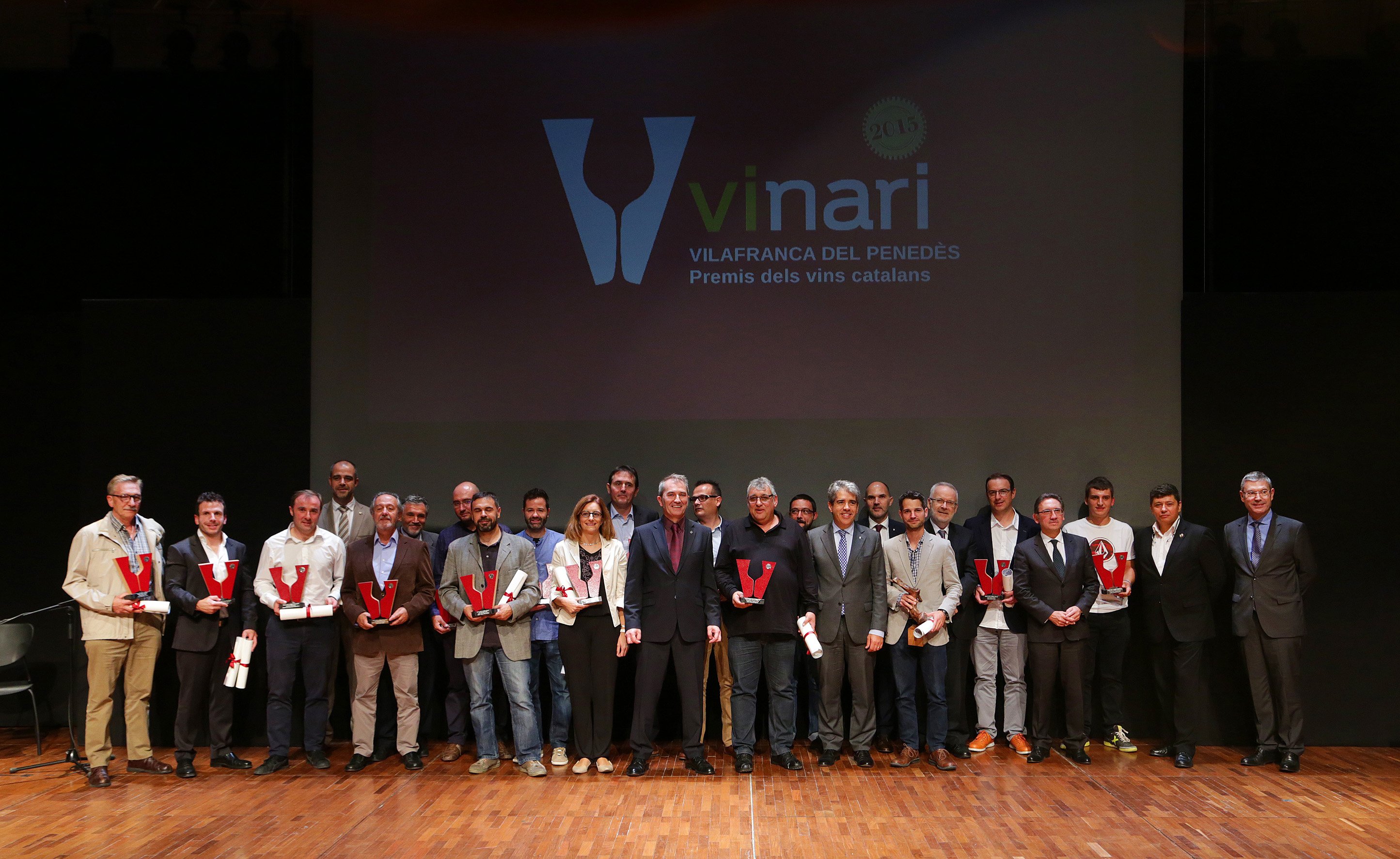 Foto de família dels guardonats en els Premis Vinari 2015 el 9 d'octubre del 2015 Foto de família dels guardonats en els Premis Vinari 2015 el 9 d'octubre del 2015