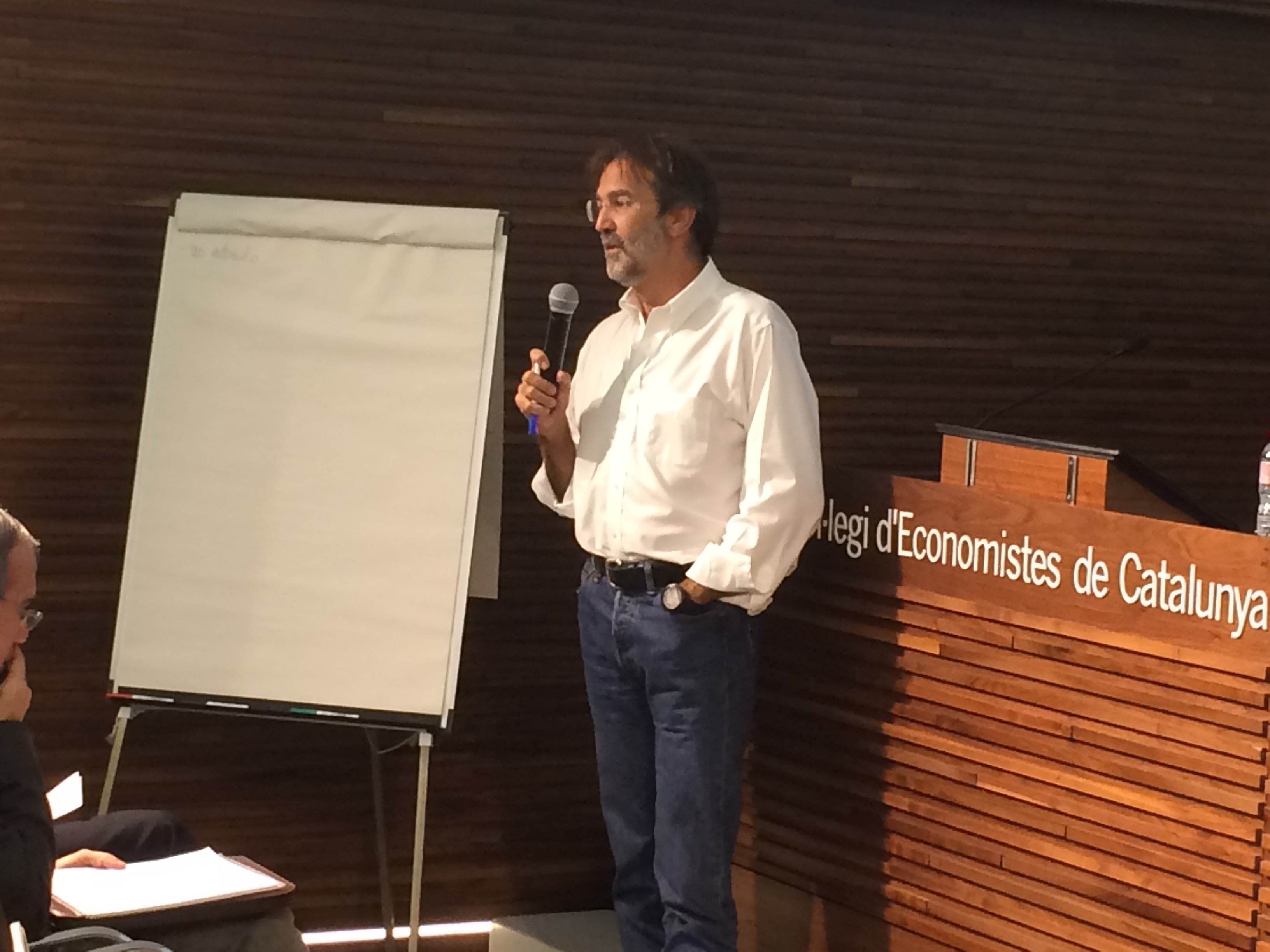 Luis Martín Cabiedes compartió su particular visión sobre la inversión con los economistas catalanes