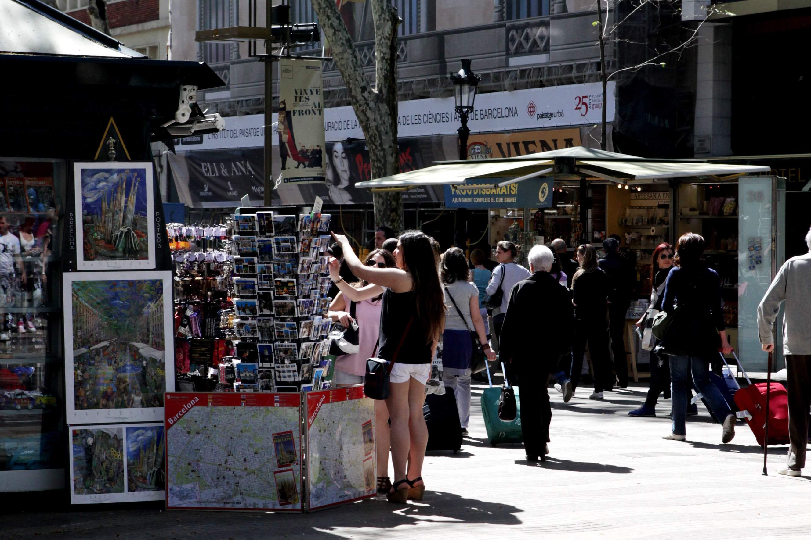 Turistes comprant a La Rambla de Barcelona Turistes comprant a La Rambla de Barcelona