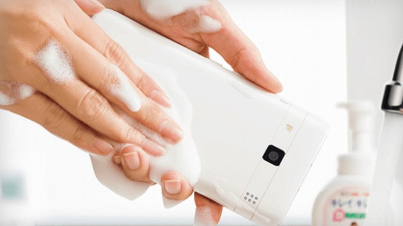Ya es posible lavar un teléfono con agua y jabón Ya es posible lavar un teléfono con agua y jabón