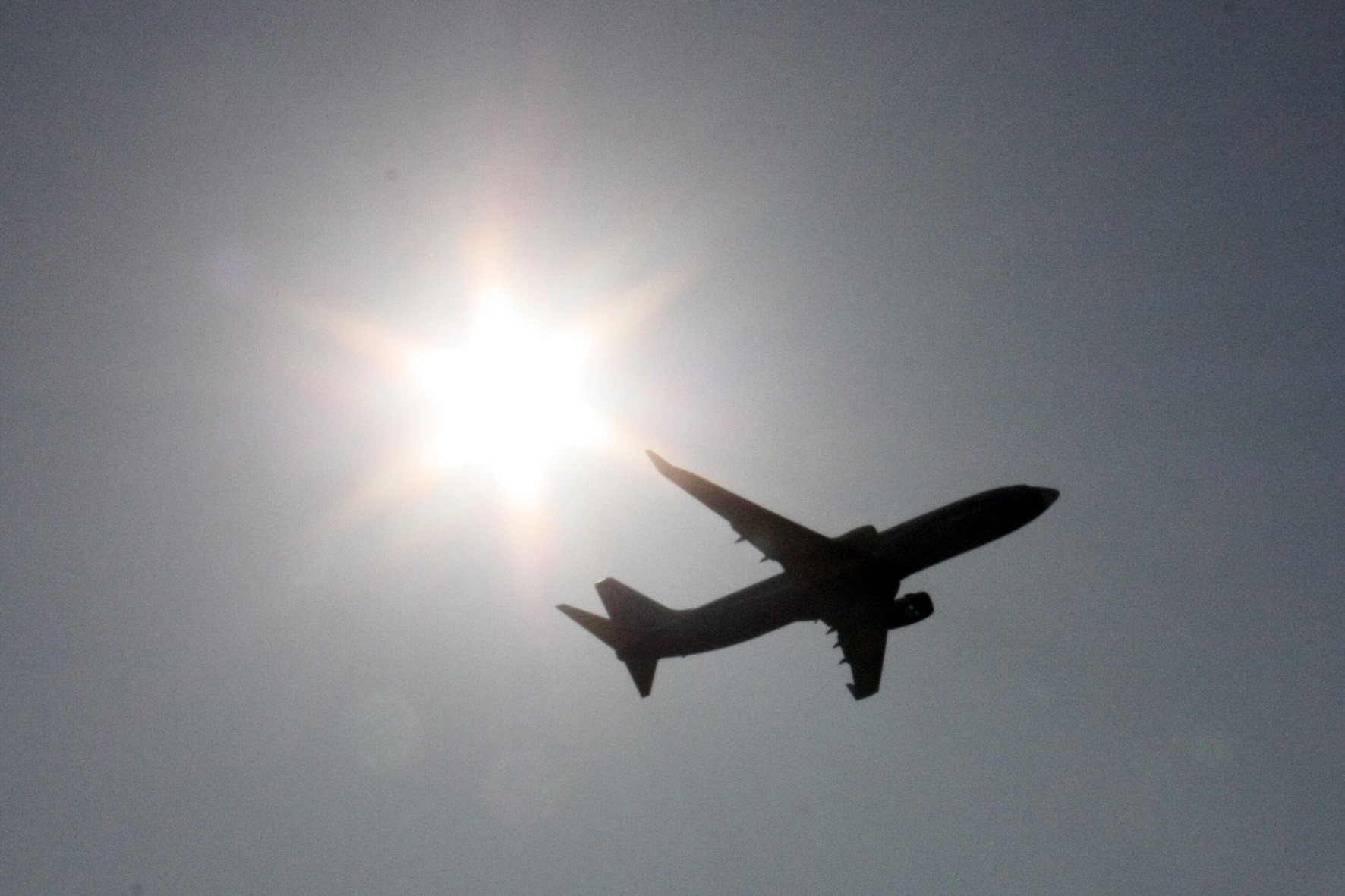Un avión elevándose desde el Aeropuerto de Reus Un avión elevándose desde el Aeropuerto de Reus
