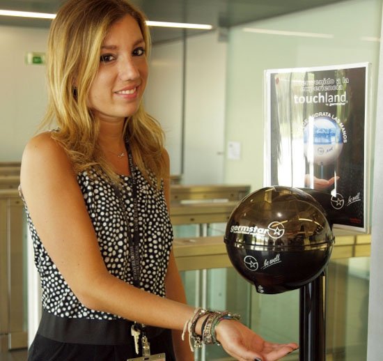 Andrea Lisbona, con el dispensador de Touchland