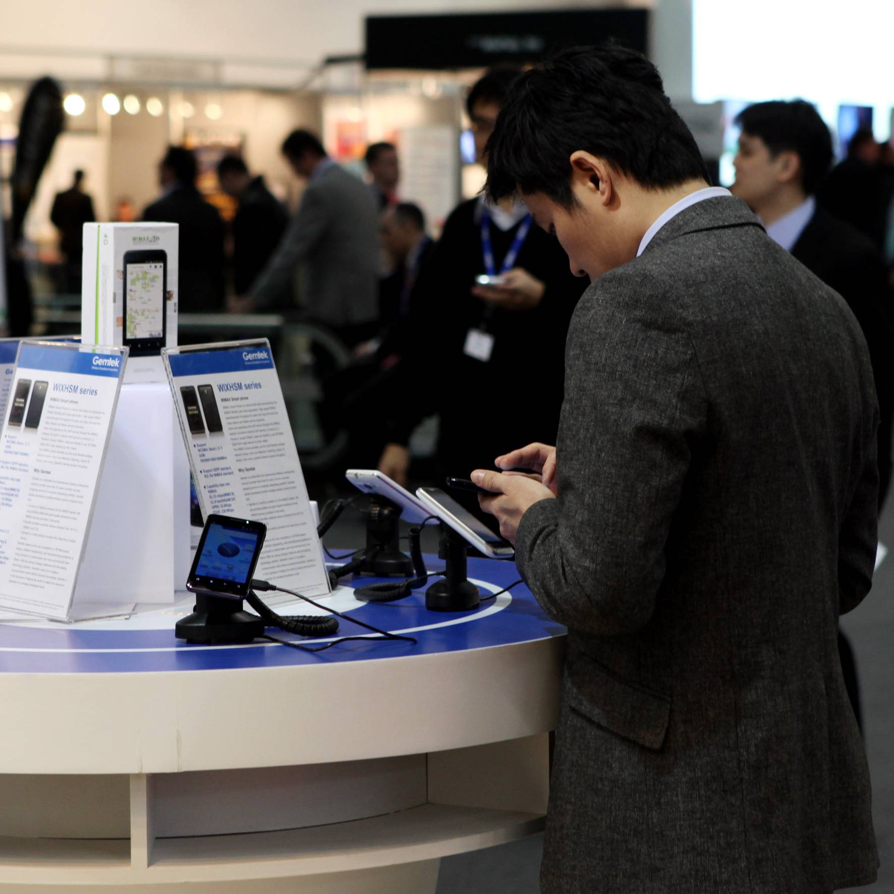 El uso de teléfonos y mesitas incrementa las posibilidades de negocio