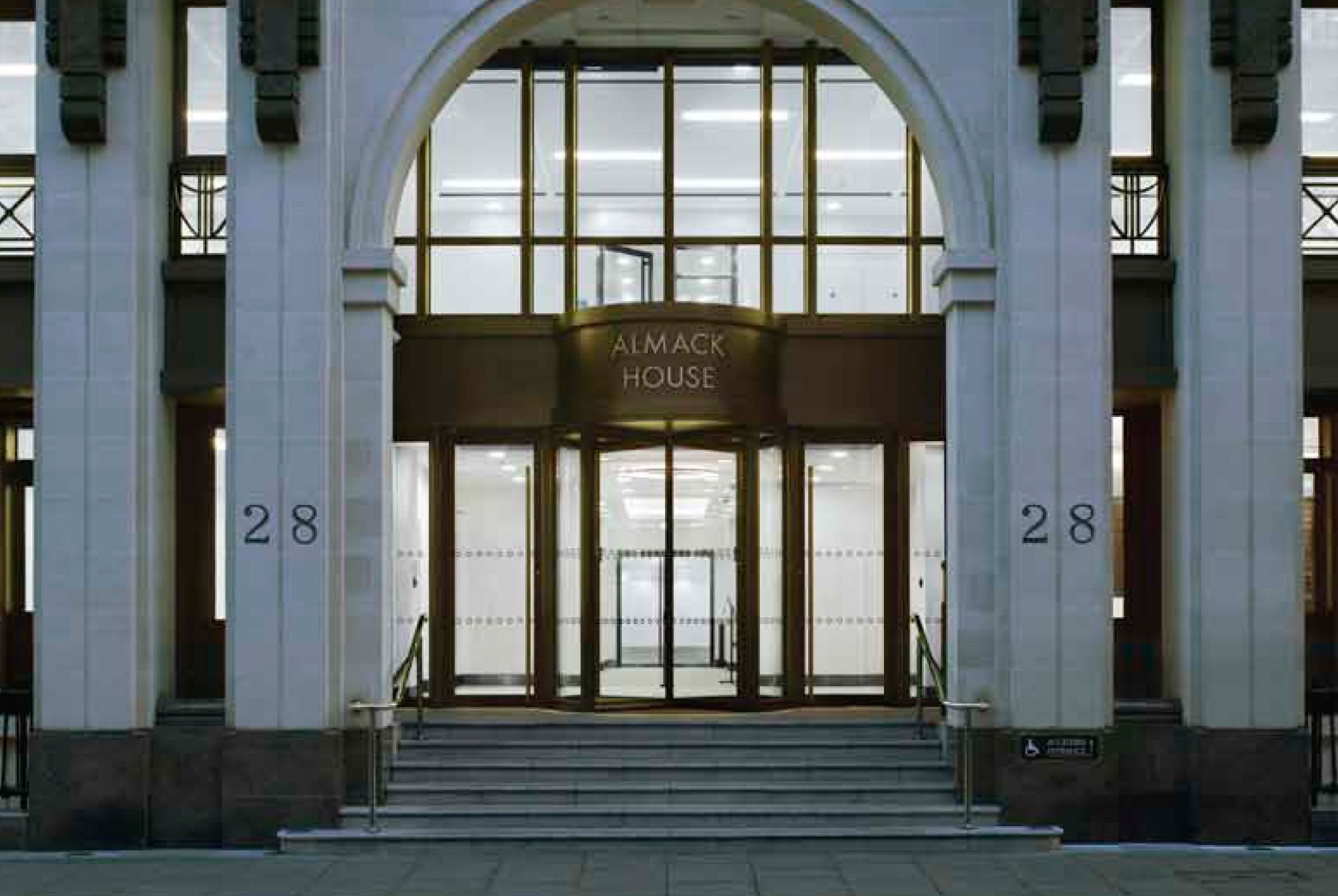 Imatge de l'entrada a l'edifici Almak House al centre de Londres Imatge de l'entrada a l'edifici Almak House al centre de Londres