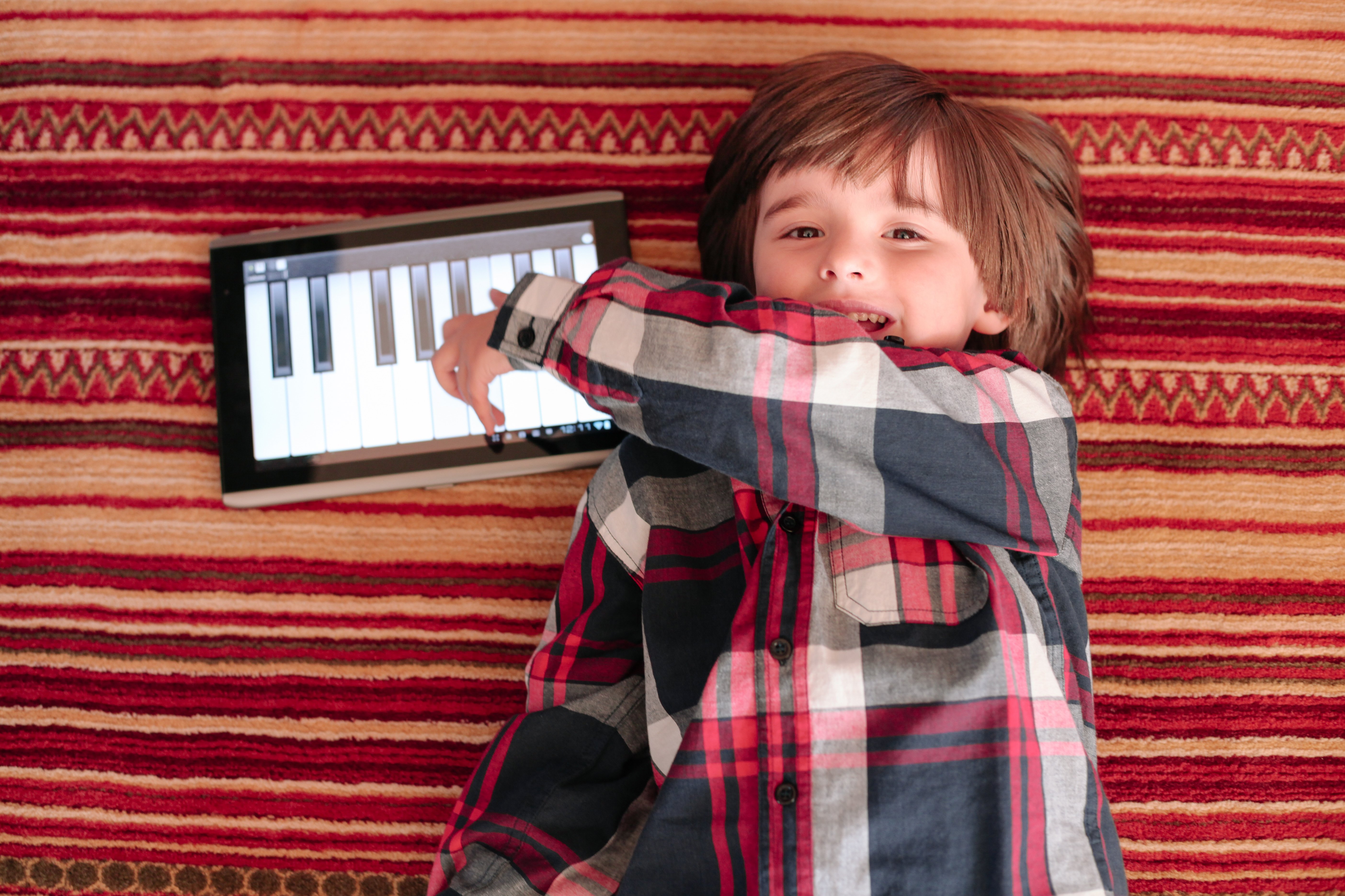 Los niños pueden aprender a tocar el piano con el app para iOS Los niños pueden aprender a tocar el piano con el app para iOS
