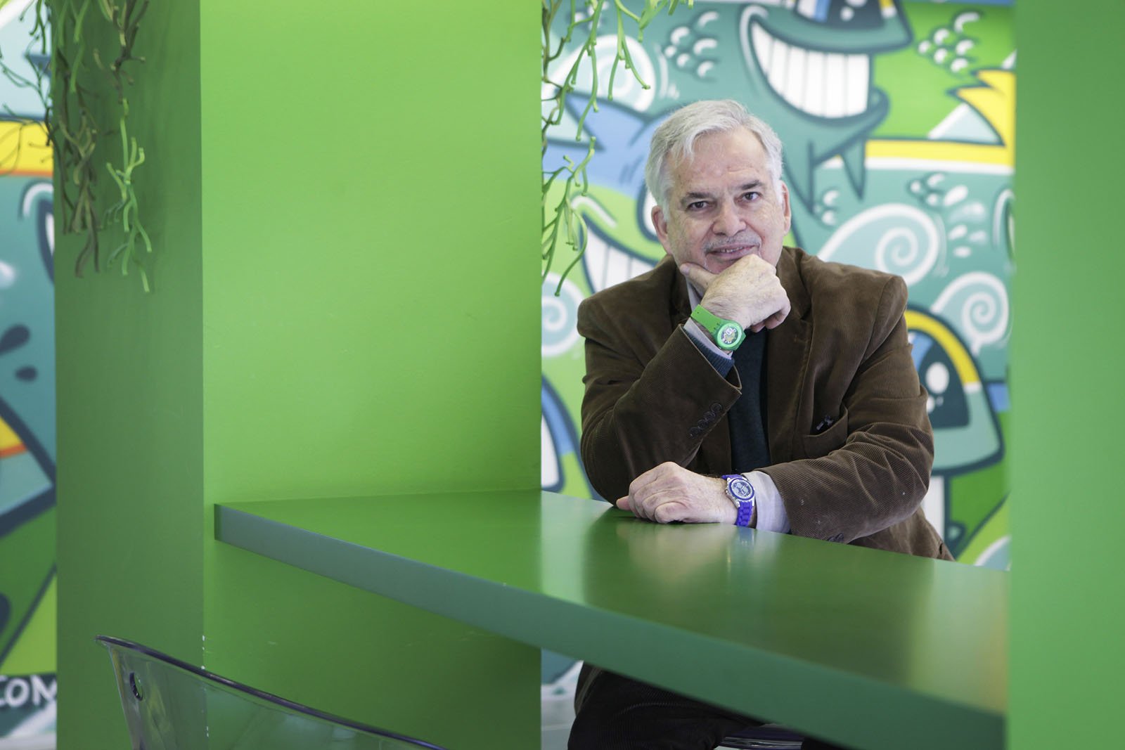 El professor Simon Dolan parla set idiomes i ha escrit més de 60 llibres El professor Simon Dolan parla set idiomes i ha escrit més de 60 llibres