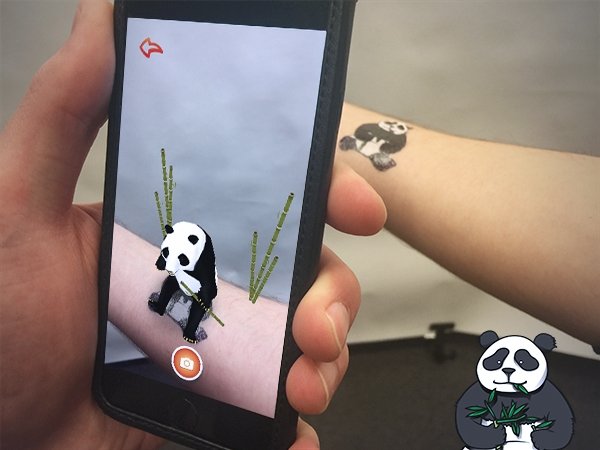 La aplicación móvil permite ver el 'tattoo' con realidad aumentada