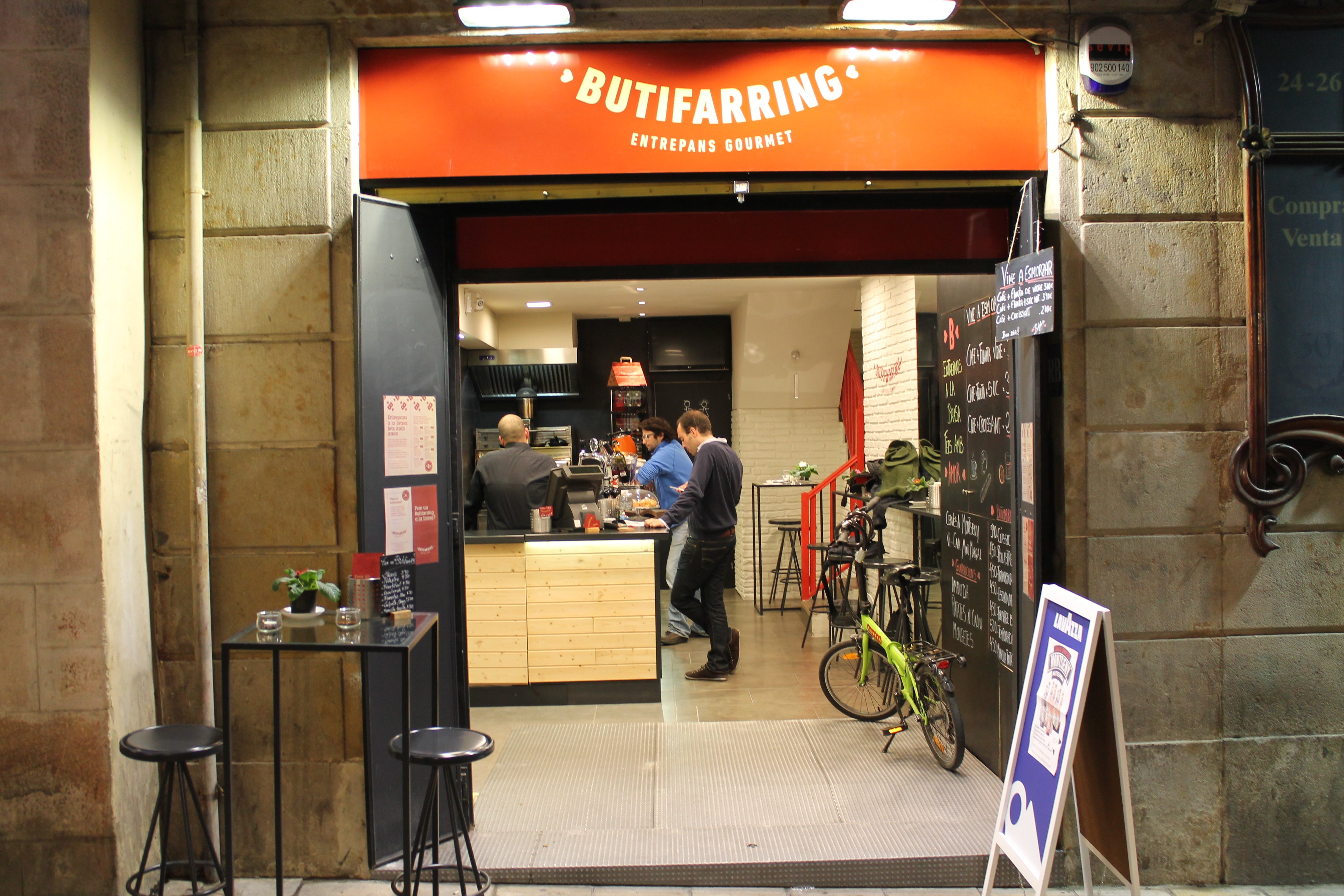 El restaurant de Butifarring es troba a prop de la Plaça Sant Jaume El restaurant de Butifarring es troba a prop de la Plaça Sant Jaume