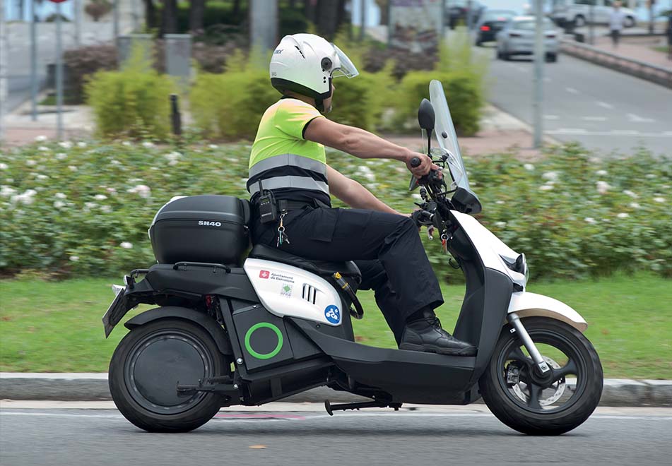Cada cop és més habitual veure agents locals de mobilitat amb vehicles elèctrics Cada cop és més habitual veure agents locals de mobilitat amb vehicles elèctrics