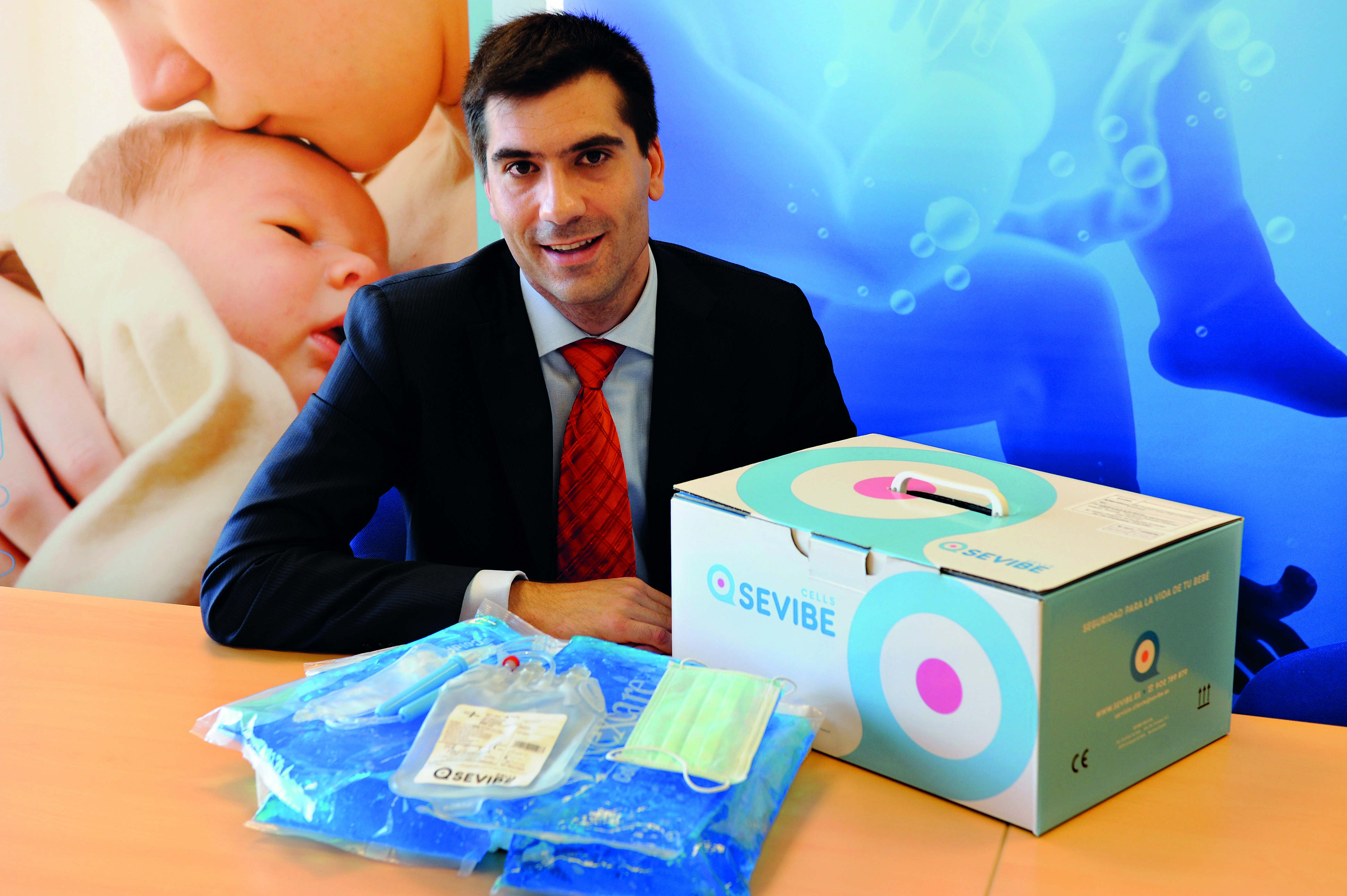 Eloi Palà, CEO de Sevibe, con el 'kit' que se tiene que tener a mano a la hora de ir de parte