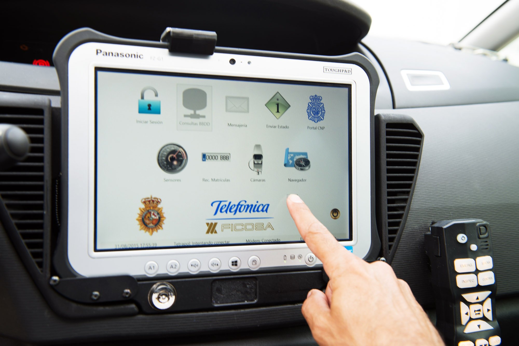 La consola central que ha estat equipada amb un ordinador portàtil amb pantalla tàctil 